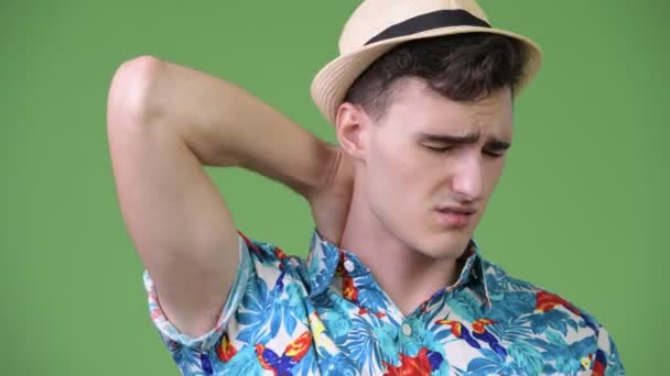 Молодой привлекательный турист страдает от боли в шее — стоковое видео
