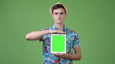 Genç yakışıklı turist adam gösteren dijital tablet