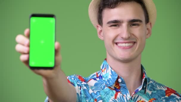 Молодий красивий турист показує телефон — стокове відео