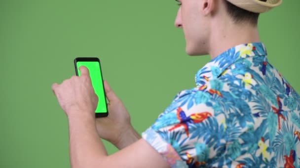 Profilbild eines jungen hübschen Touristenmannes mit Handy — Stockvideo