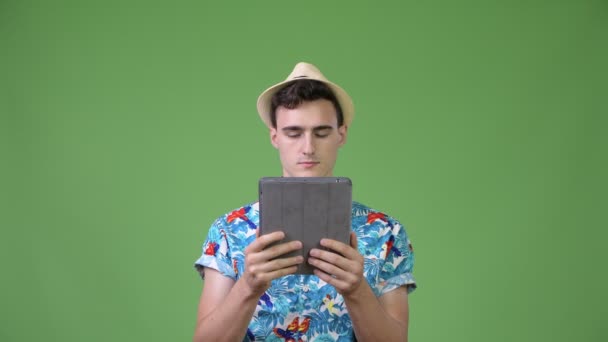 若いハンサムな観光客男デジタル タブレットを使用してショックを受けた — ストック動画