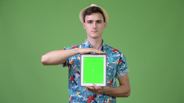 Jonge knappe toeristische man weergegeven: digitale tablet — Stockvideo