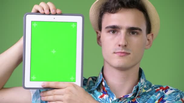 Junger hübscher Touristenmann zeigt digitales Tablet — Stockvideo
