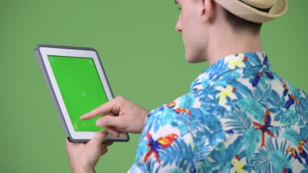 Profilbild eines jungen gutaussehenden Touristenmannes mit digitalem Tablet — Stockvideo