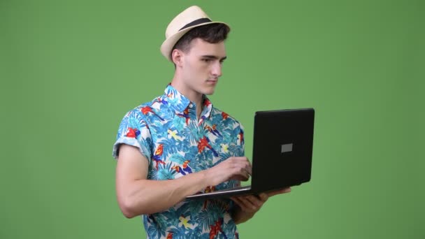 Jonge knappe toeristische man met laptop — Stockvideo