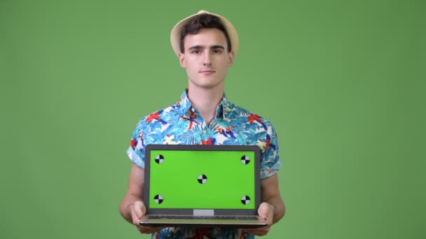 Jonge knappe toeristische man met laptop — Stockvideo