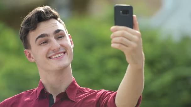 Ung snygg affärsman tar selfie på gatorna utomhus — Stockvideo