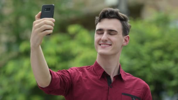 Joven hombre de negocios guapo tomando selfie en las calles al aire libre — Vídeo de stock