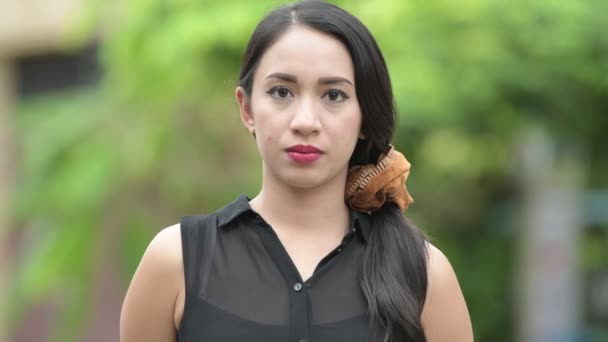 Молодая красивая азиатская бизнесвумен на улице — стоковое видео