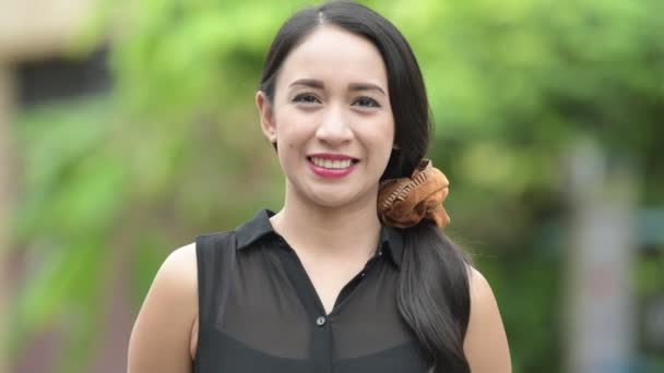 Joven hermosa mujer de negocios asiática sonriendo en las calles al aire libre — Vídeo de stock