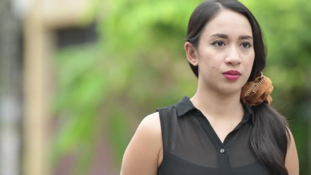 Mladé krásné asijské podnikatelka myšlení v ulicích venku — Stock video