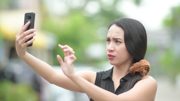 Jovem bela mulher de negócios asiática vídeo chamando nas ruas ao ar livre — Vídeo de Stock