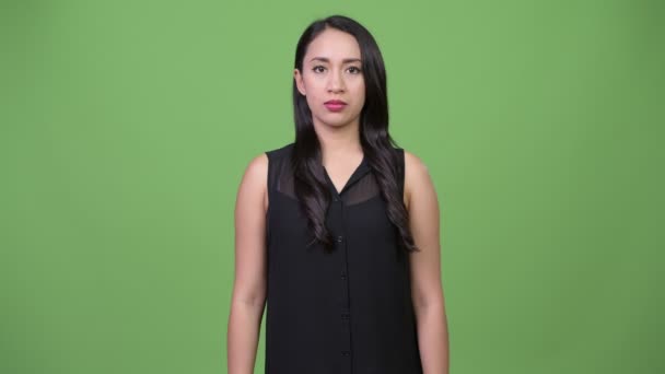 Junge schöne asiatische Geschäftsfrau vor grünem Hintergrund — Stockvideo