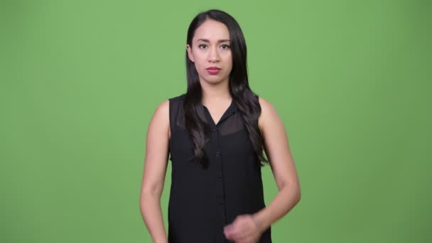 Jeune belle femme d'affaires asiatique avec les bras croisés — Video