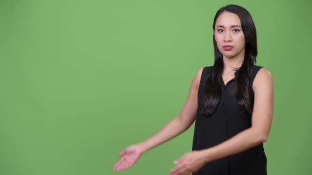 Junge schöne asiatische Geschäftsfrau zeigt etwas — Stockvideo