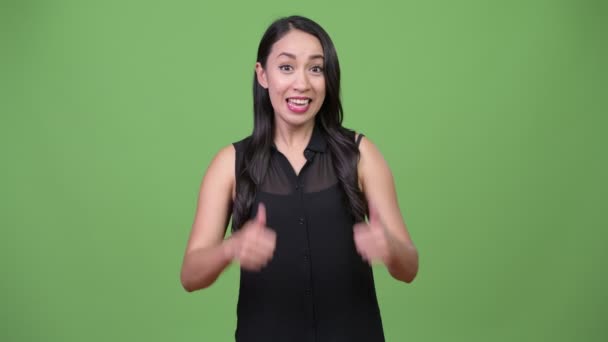 Jonge mooie Aziatische zakenvrouw geven duimen omhoog — Stockvideo