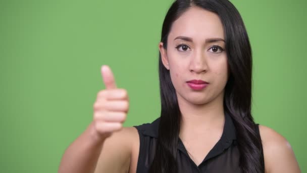 Jovem bela mulher de negócios asiática dando polegares para cima — Vídeo de Stock