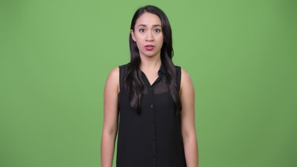 Jonge mooie Aziatische zakenvrouw op zoek geschokt — Stockvideo