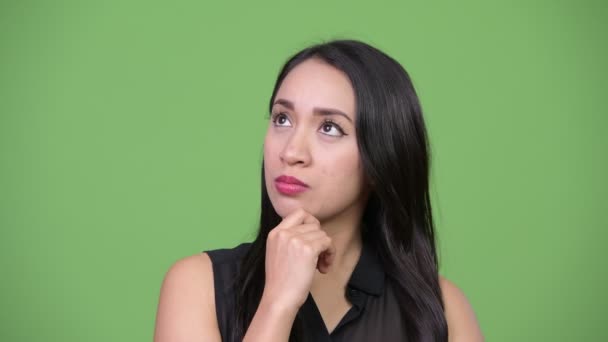 Молодая красивая азиатская бизнесвумен думает — стоковое видео