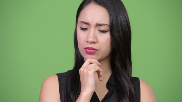 Junge schöne asiatische Geschäftsfrau denken — Stockvideo
