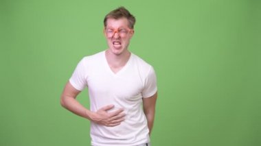 Mide ağrısı olan genç nerd adam