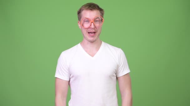 Jonge nerd man praten terwijl iets wordt weergegeven — Stockvideo