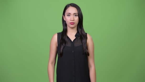 Jonge mooie Aziatische zakenvrouw met de vinger op de lippen — Stockvideo