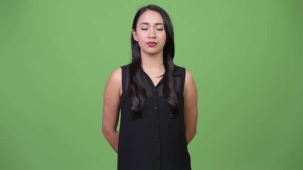 Unga vackra asiatiska affärskvinna avkopplande — Stockvideo