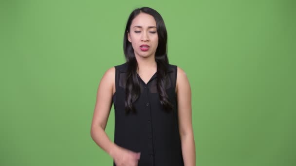 Молодая расстроенная азиатская бизнесвумен подает большие пальцы — стоковое видео