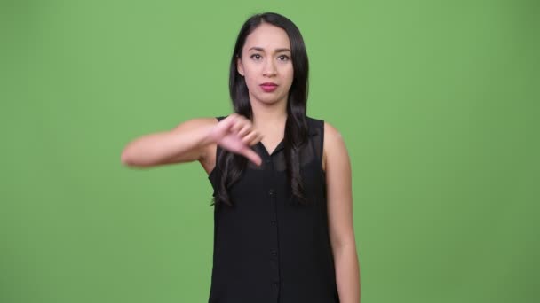 Unga glada vackra asiatiska affärskvinna ger tummen ner — Stockvideo