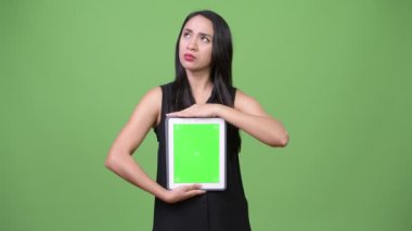 Genç güzel Asya iş kadını gösteren dijital tablet