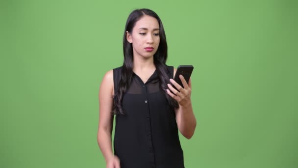 Jeune belle femme d'affaires asiatique en utilisant le téléphone — Video