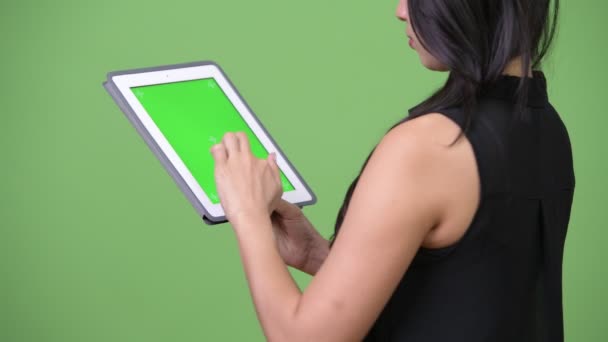 Jeune belle femme d'affaires asiatique montrant tablette numérique 