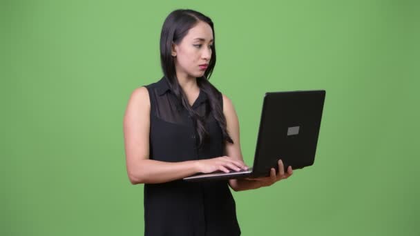 Joven hermosa mujer de negocios asiática utilizando ordenador portátil — Vídeos de Stock