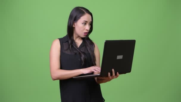 Jovem bela mulher de negócios asiática usando laptop — Vídeo de Stock