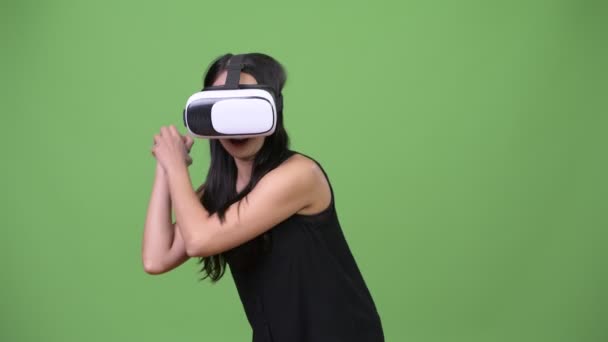 Young beautiful Asian businesswoman using virtual reality headset — Stock Video