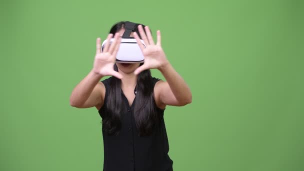 Jovem bela mulher de negócios asiática usando fone de ouvido realidade virtual — Vídeo de Stock