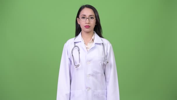 Mladá krásná žena asijské doktor s úsměvem — Stock video