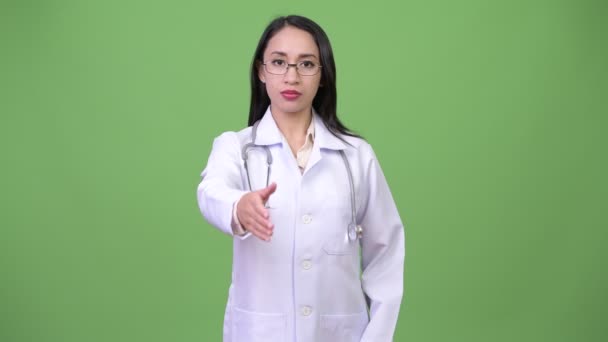 Joven hermosa mujer asiática médico dando apretón de manos — Vídeos de Stock