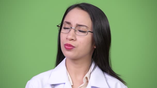 Jovem bela mulher asiática médico pensando — Vídeo de Stock