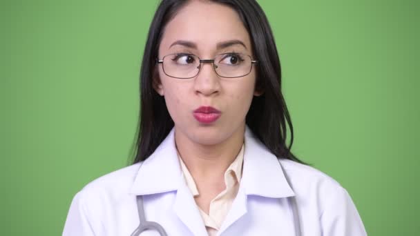 Молодая красивая азиатка-врач выглядит потрясенной — стоковое видео