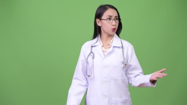 Jovem bela mulher asiática médico ter reunião — Vídeo de Stock