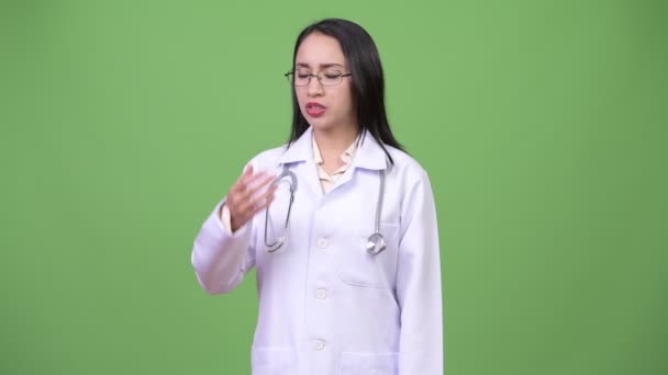 Νέοι όμορφη ασιατική γυναίκα γιατρός έχοντας πονοκέφαλος — Αρχείο Βίντεο