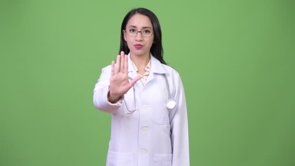 Joven hermosa mujer asiática médico con stop gesture — Vídeos de Stock