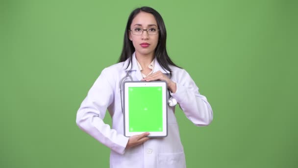 Joven hermosa mujer asiática médico mostrando tableta digital — Vídeo de stock