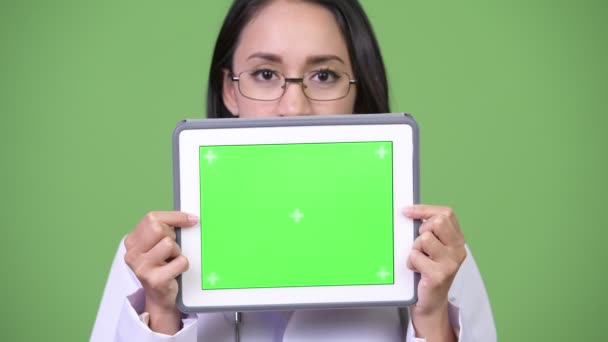 Giovane bella donna asiatica medico mostrando tablet digitale — Video Stock