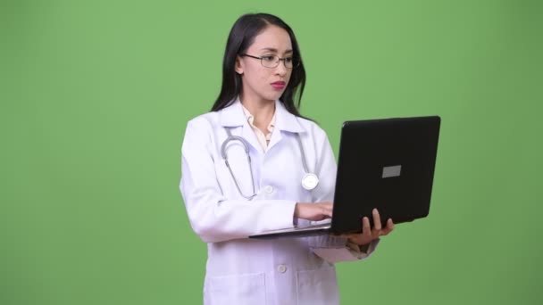 Jovem bela mulher asiática médico usando laptop — Vídeo de Stock