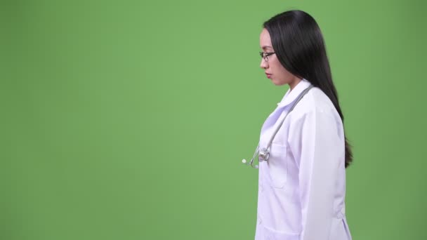 Perfil vista de joven hermosa mujer asiática médico — Vídeos de Stock