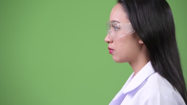 Perfil de la joven hermosa mujer asiática médico con gafas protectoras — Vídeos de Stock