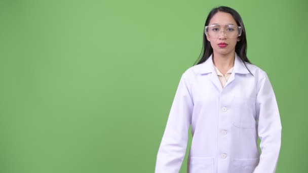 Νέοι όμορφη ασιατική γυναίκα γιατρός φορώντας προστατευτικά γυαλιά — Αρχείο Βίντεο